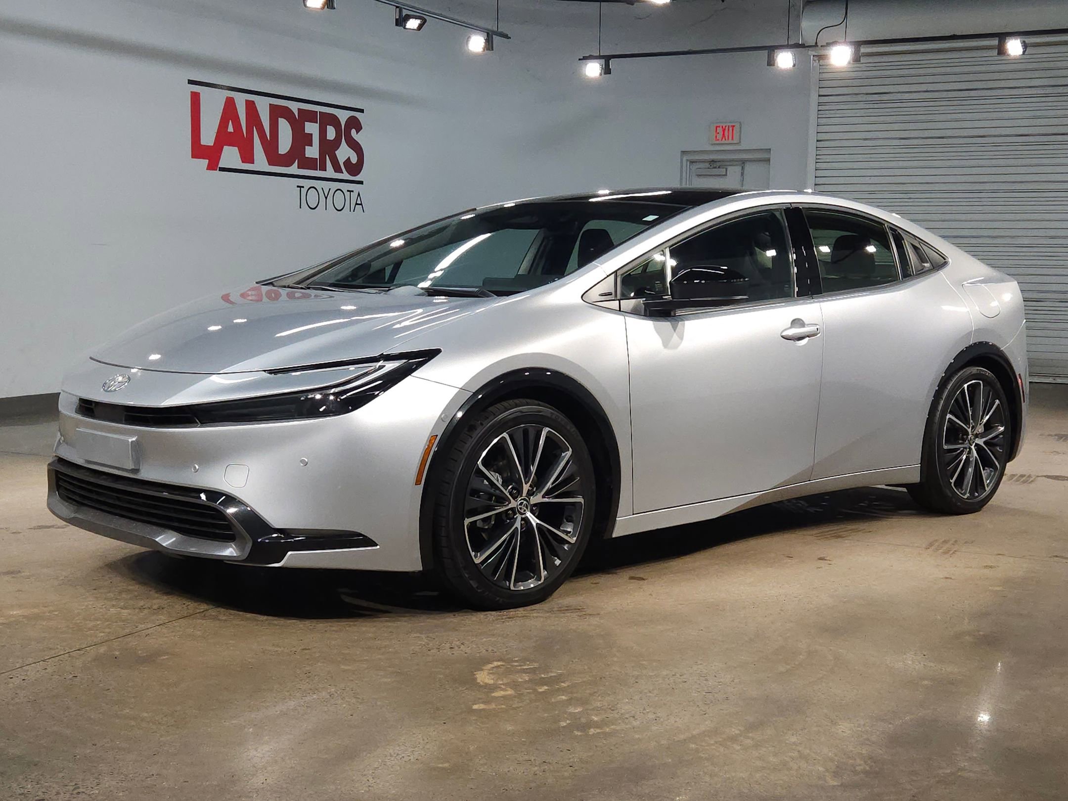 Used 2025 Toyota Prius Limited w/ Limited Premium Package FWD image 3