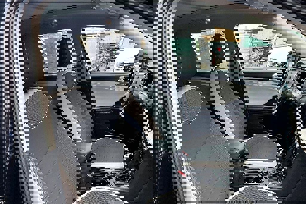 Certified 2025 Volkswagen Taos SE w/ Panoramic Sunroof Package image 6