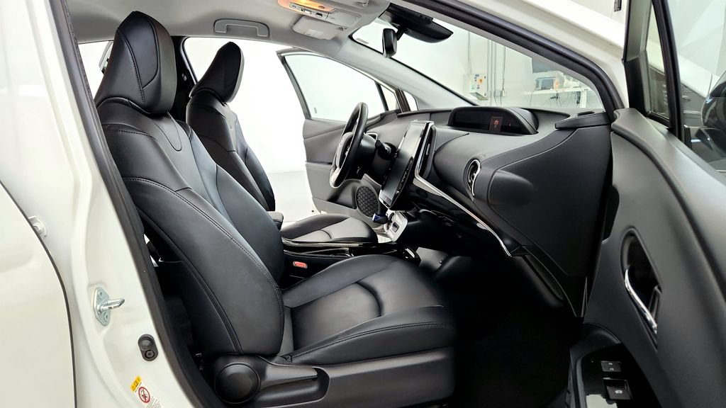 Used 2017 Toyota Prius Prime Advanced w/ Carpet Mat Package FWD image 16