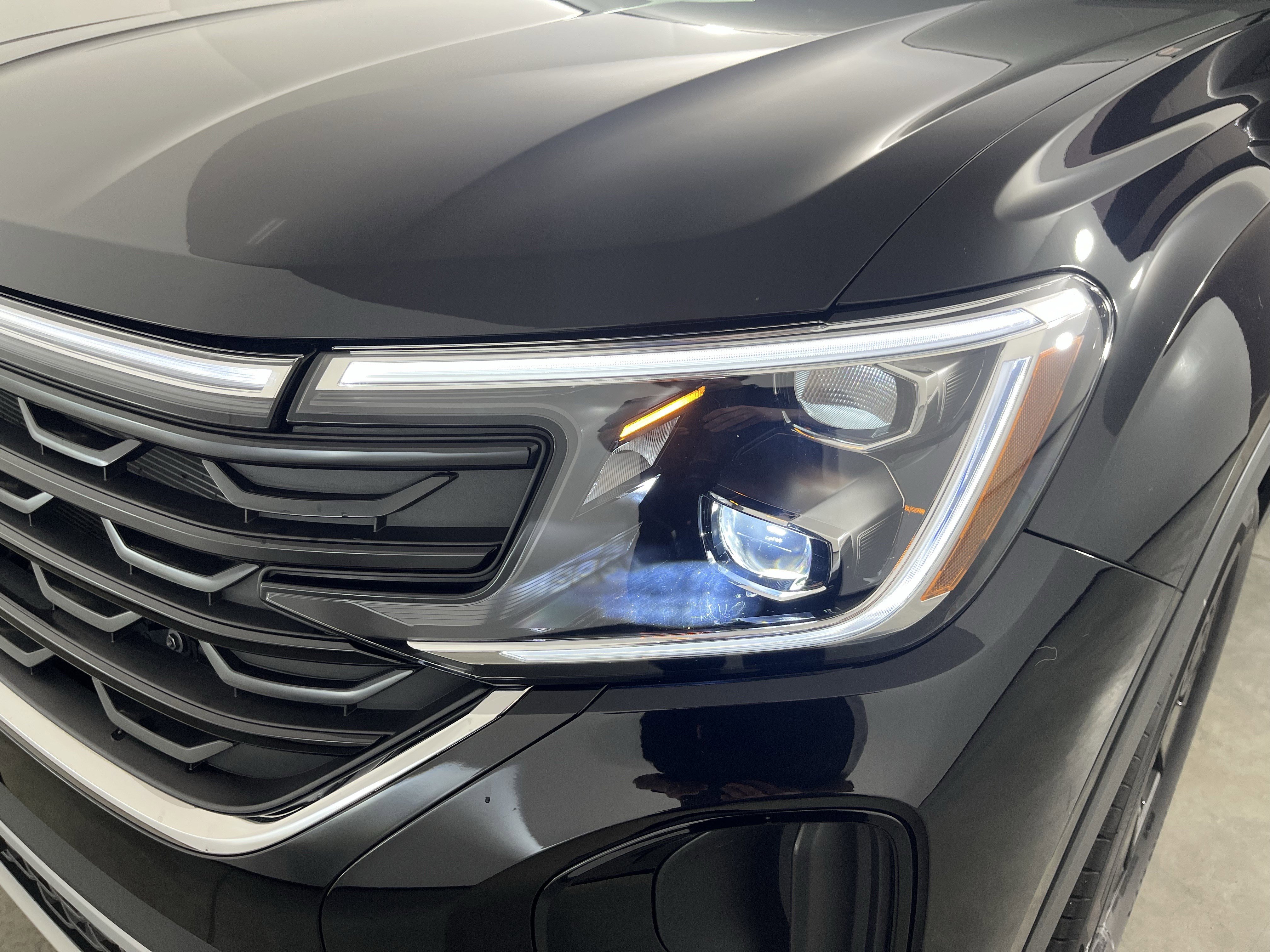 Used 2025 Volkswagen Atlas Cross Sport SE image 25