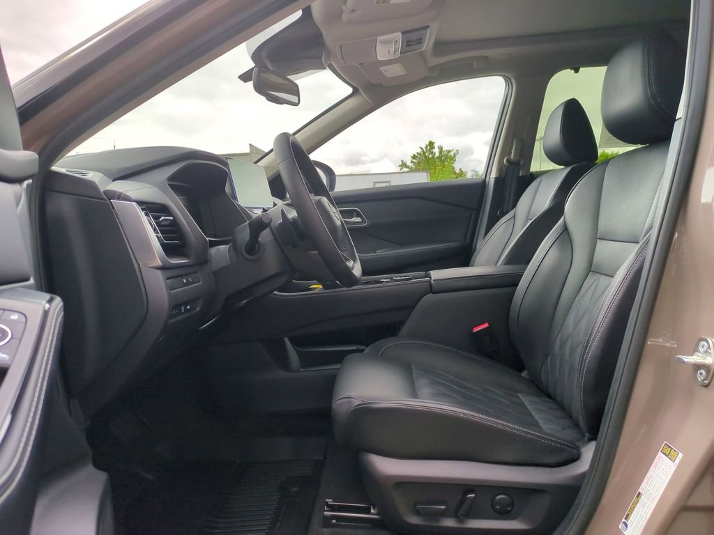 Used 2025 Nissan Rogue Platinum w/ Platinum Premium Package AWD/4WD image 14