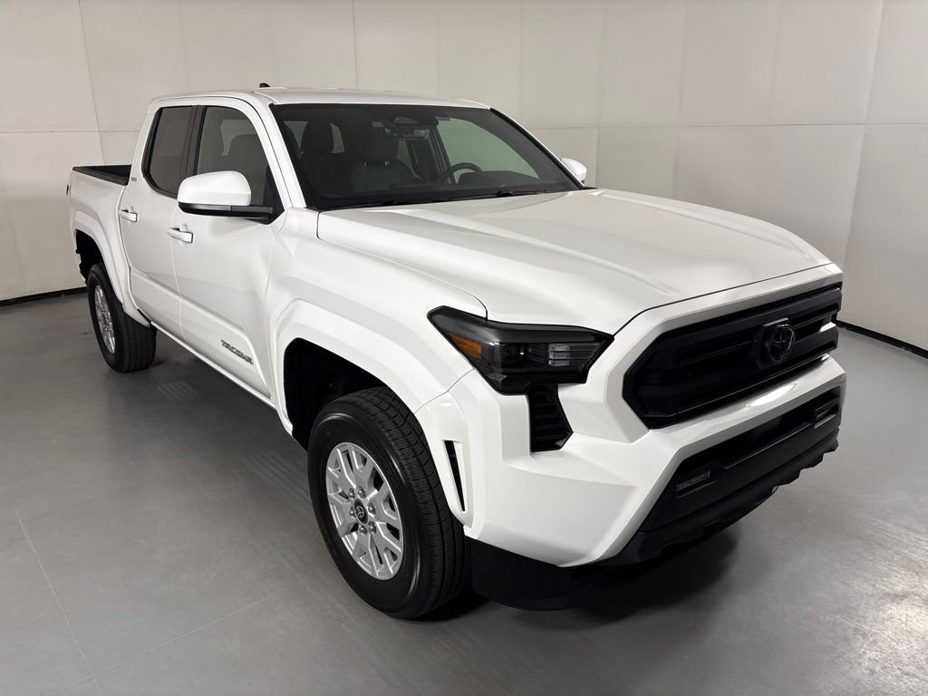 Used 2025 Toyota Tacoma SR5 AWD/4WD image 2