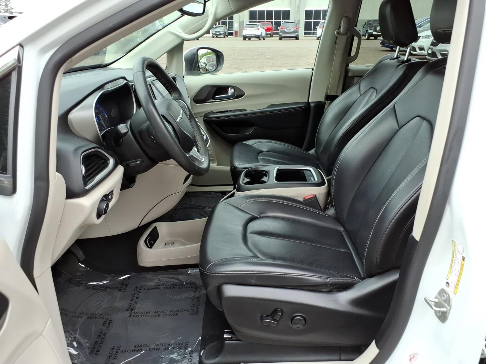 Used 2023 Chrysler Pacifica Touring-L FWD image 13