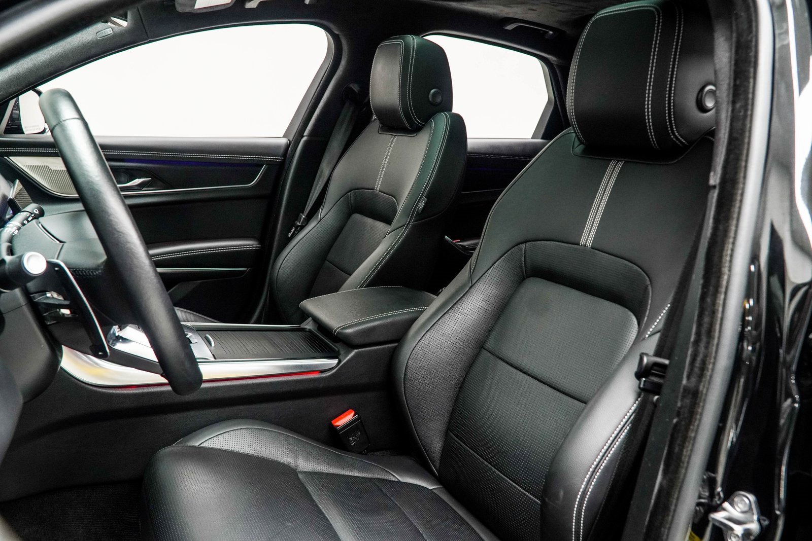 Used 2024 Jaguar XF R-Dynamic SE image 37