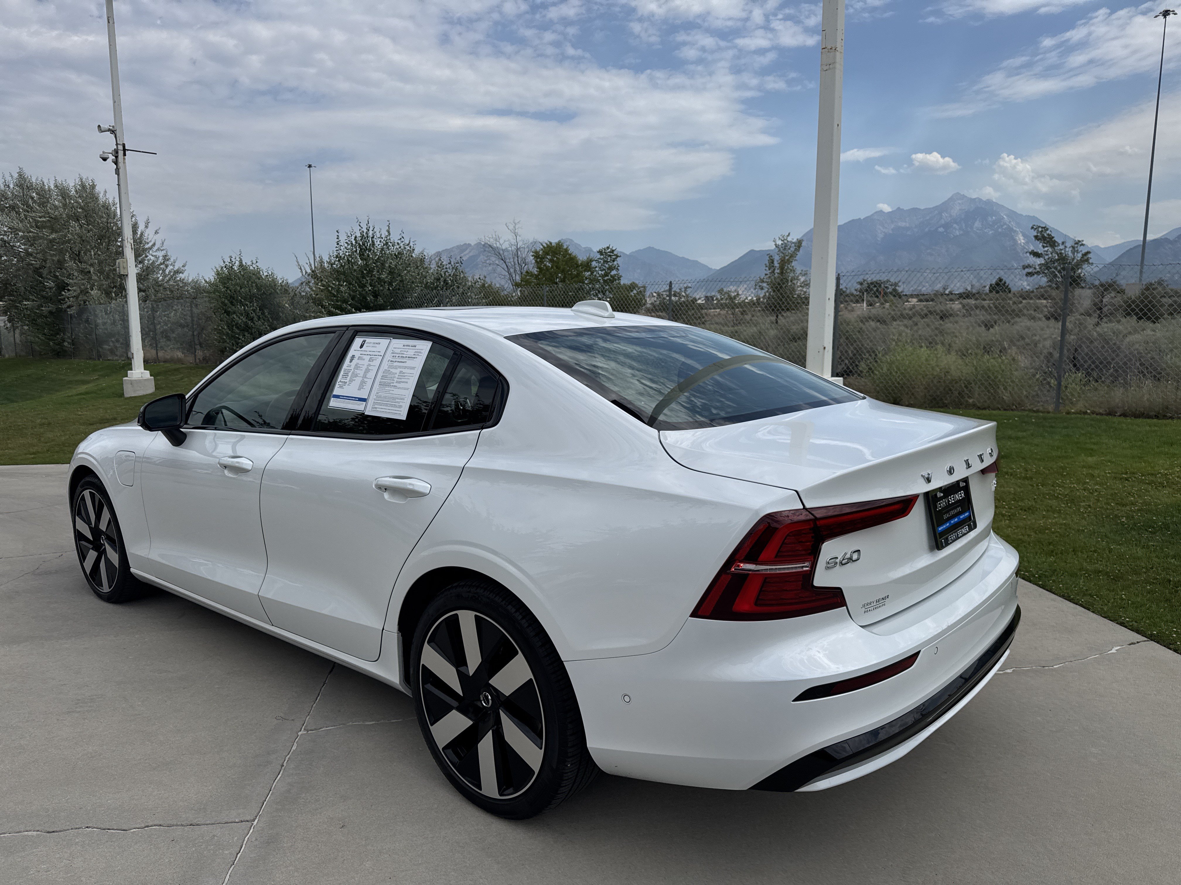 Used 2025 Volvo S60 T8 Ultra w/ Climate Package AWD/4WD image 3