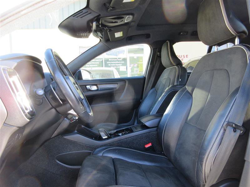 Used 2019 Volvo XC40 T4 R-Design image 23
