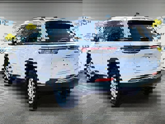 Used 2022 Jeep Grand Cherokee Laredo w/ Luxury Tech Group I AWD/4WD image 2