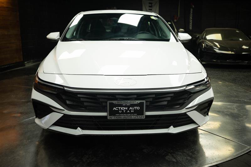 Used 2025 Hyundai Elantra SE FWD image 3