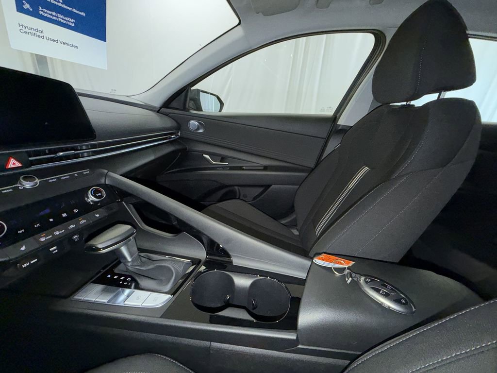 Used 2025 Hyundai Elantra SEL image 19