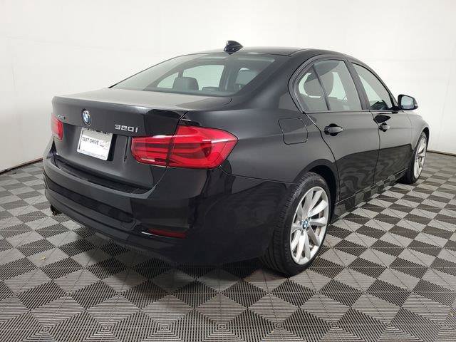 Used 2018 BMW 320i xDrive Sedan AWD/4WD image 4