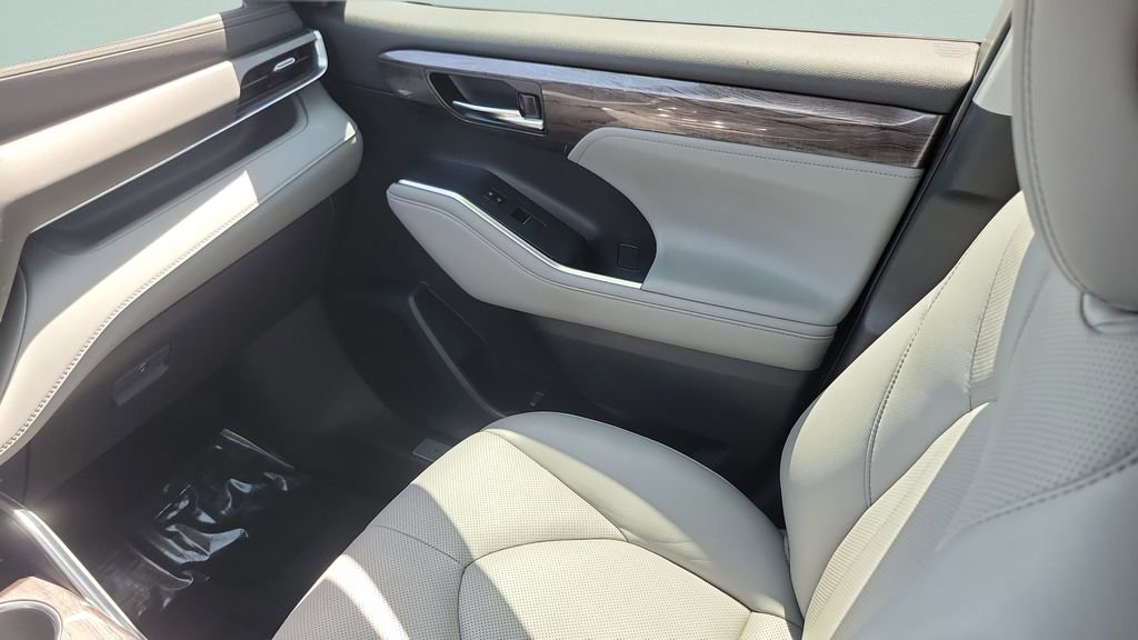 Used 2022 Toyota Highlander Limited FWD image 13
