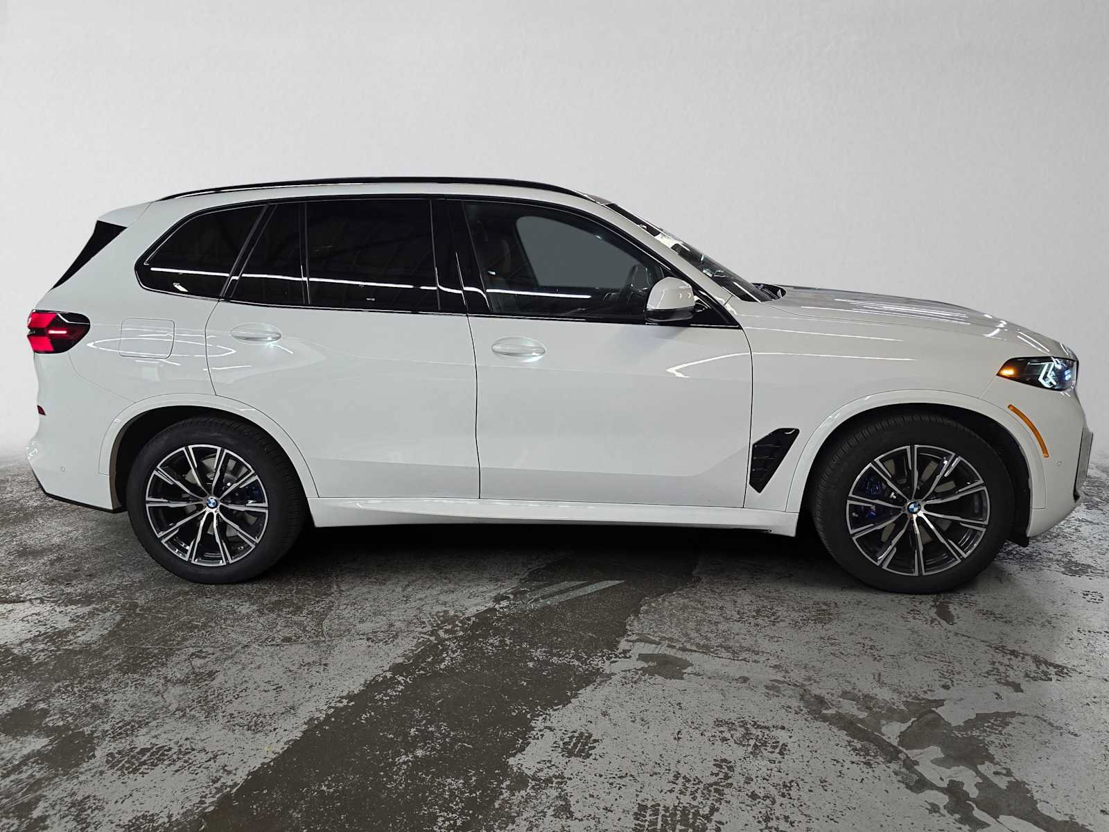 Used 2026 BMW X5 xDrive50e w/ M Sport Package AWD/4WD image 3