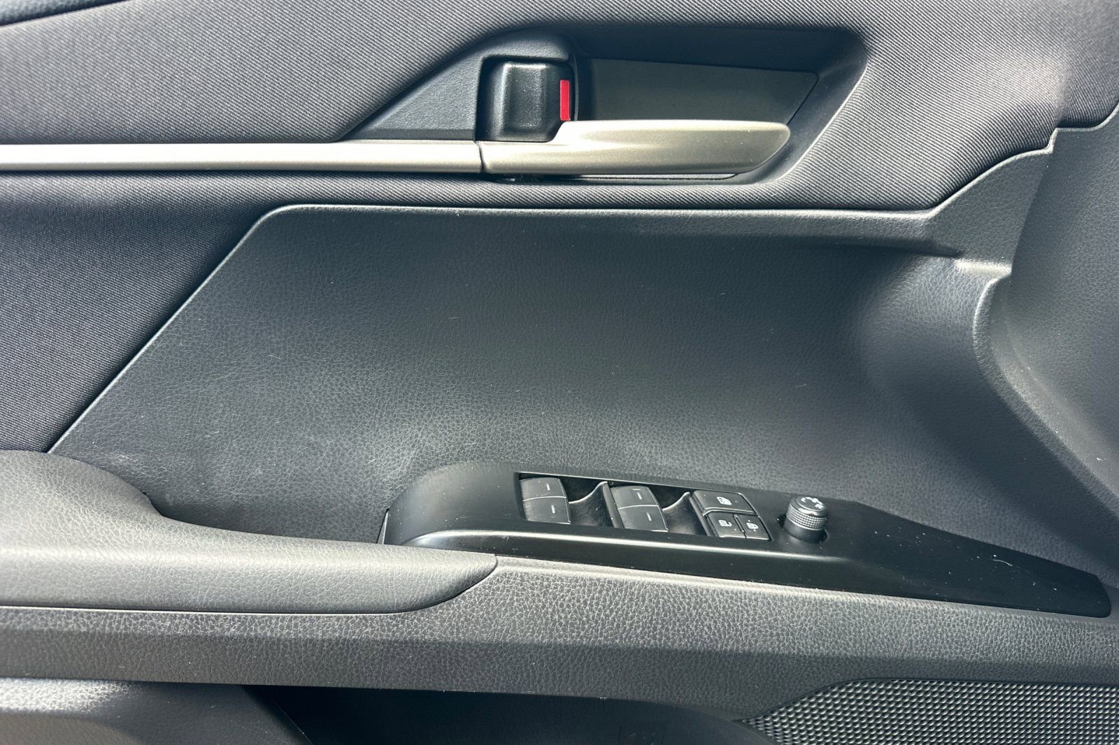 Used 2025 Toyota Camry LE image 11