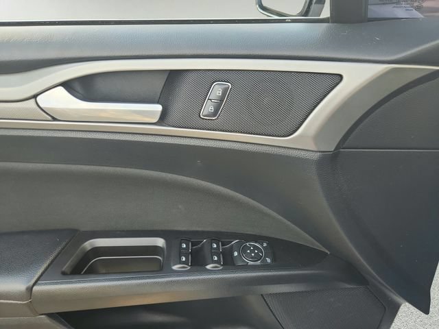 Used 2017 Ford Fusion SE w/ Fusion SE Technology Package FWD image 16