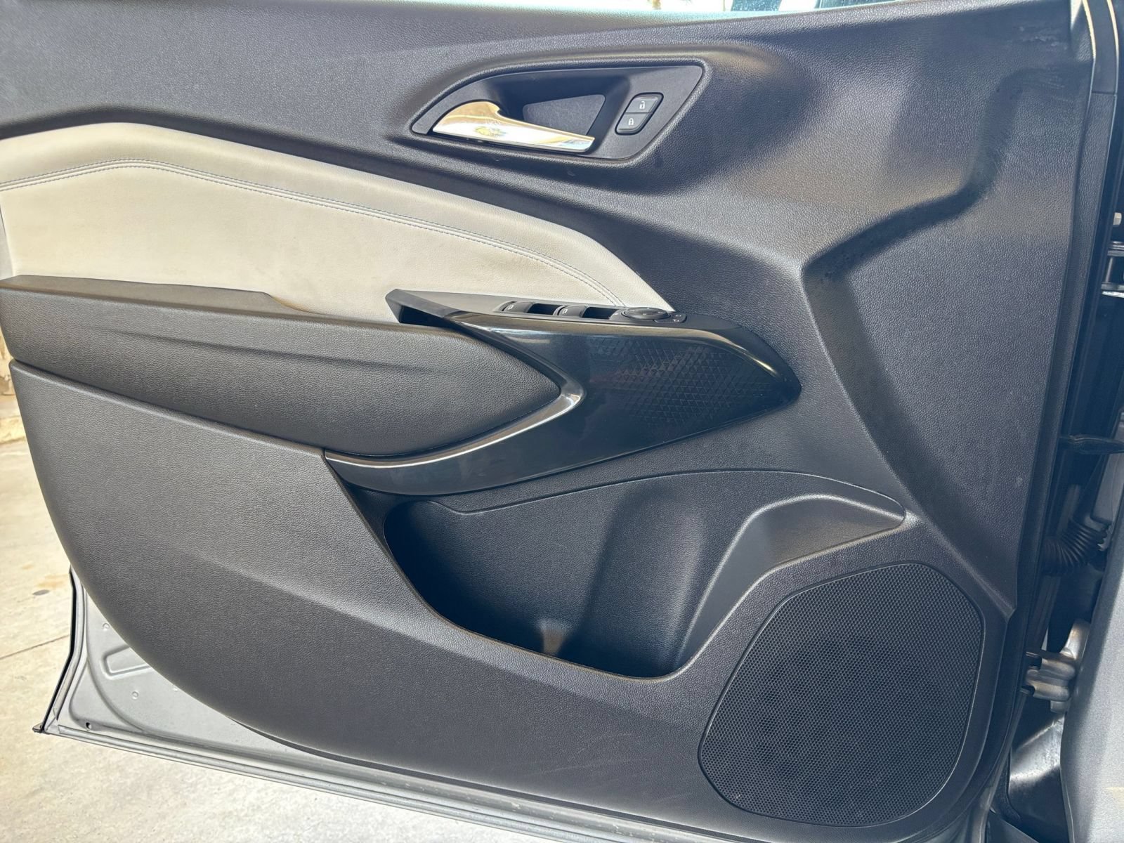 Used 2025 Chevrolet Trax LT FWD image 18