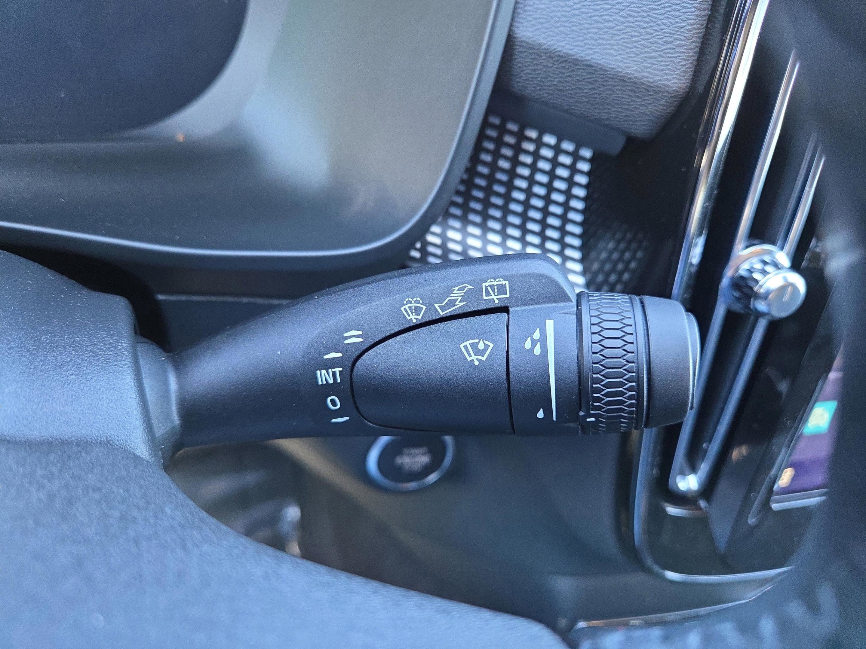 Used 2025 Volvo XC40 B5 Plus image 15