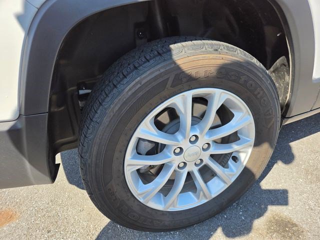Used 2020 Jeep Cherokee Latitude w/ Cold Weather Group AWD/4WD image 27