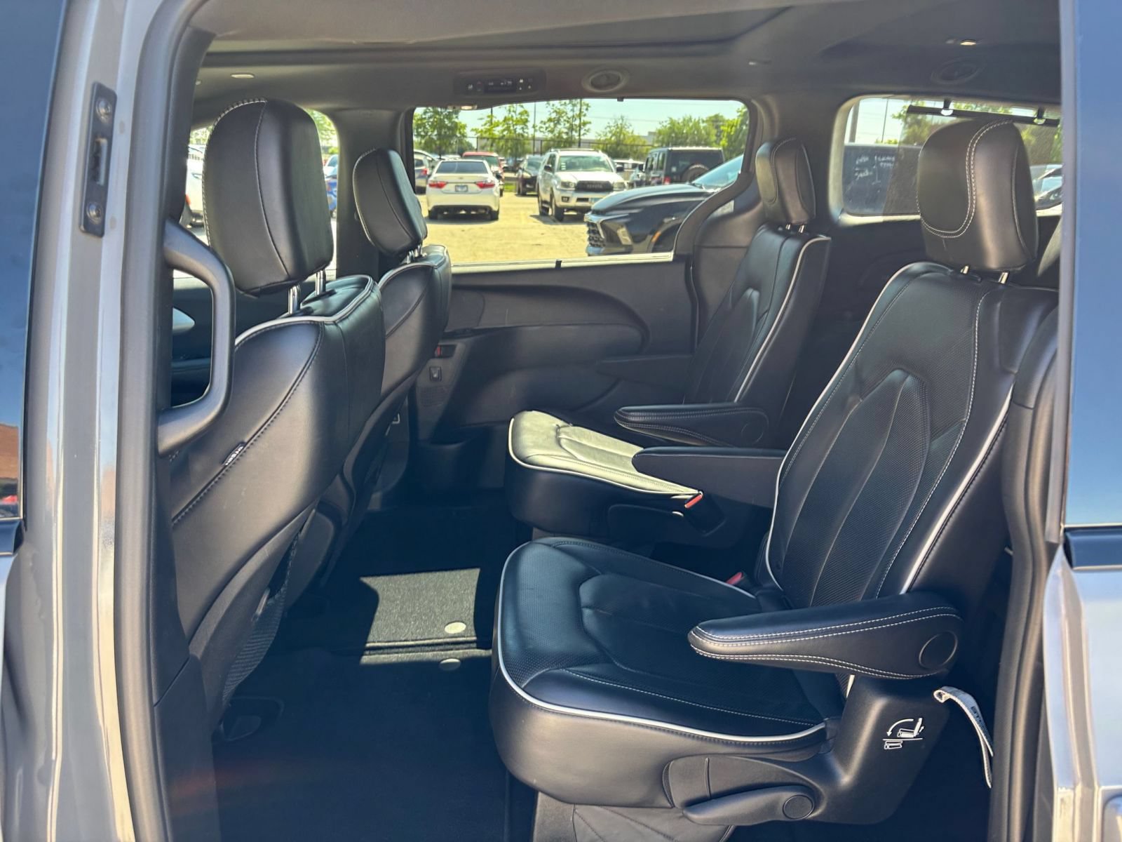 Used 2025 Chrysler Pacifica Limited FWD image 29