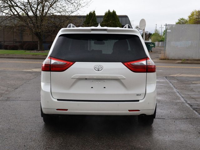 Used 2020 Toyota Sienna XLE w/ XLE Navigation Package FWD image 8