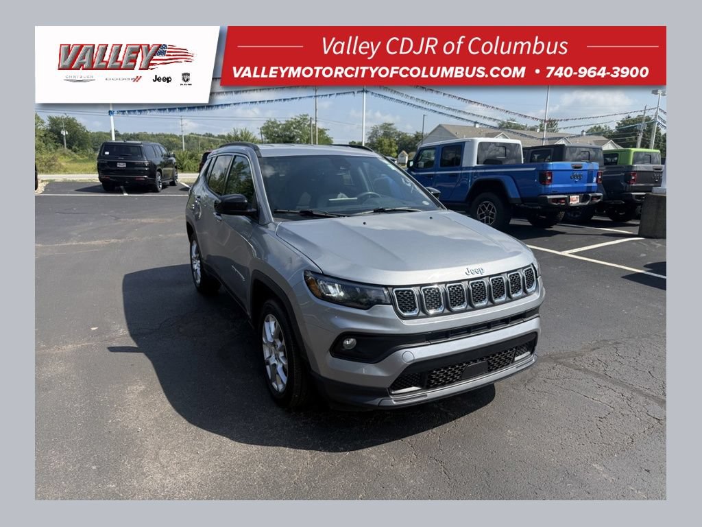 Used 2024 Jeep Compass Latitude AWD/4WD image 1