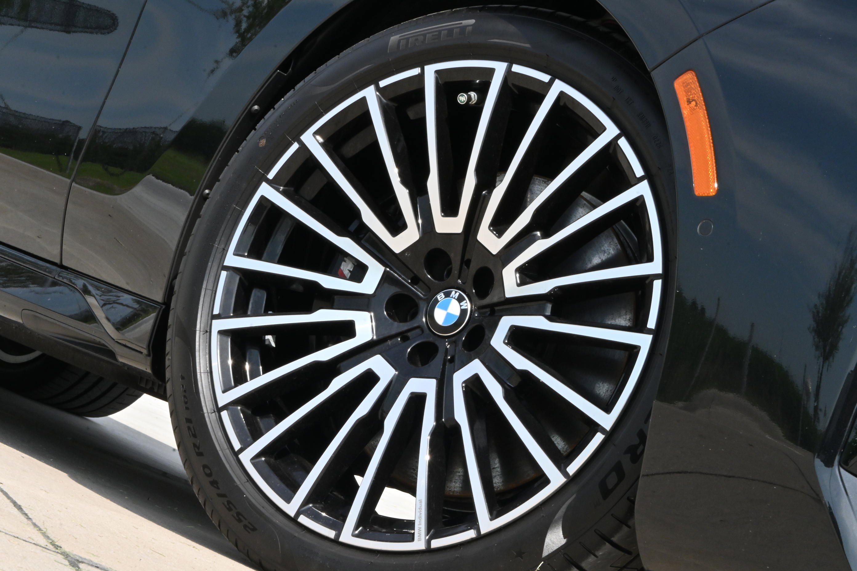 Certified 2025 BMW 760i xDrive w/ Executive Package AWD/4WD image 10
