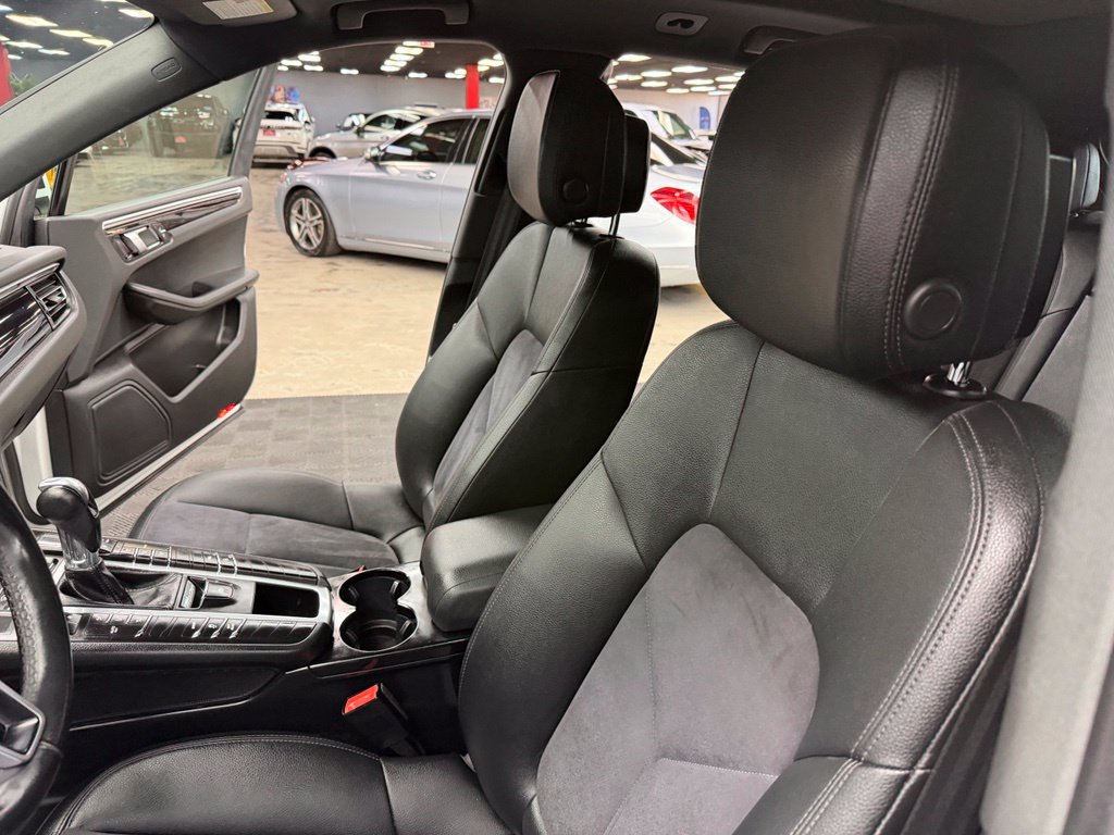 Used 2021 Porsche Macan AWD/4WD image 34