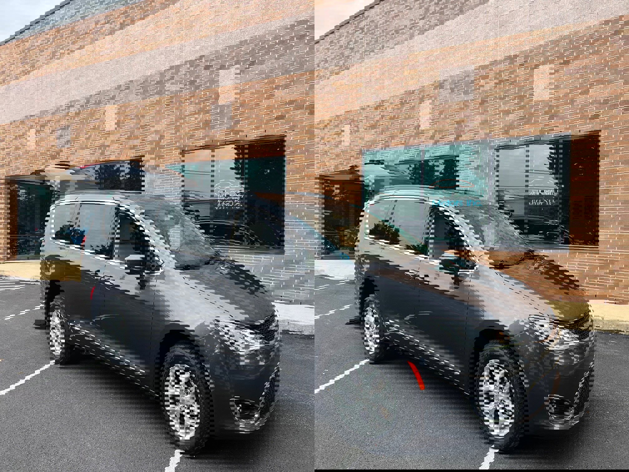 Used 2017 Chrysler Pacifica Touring-L w/ Tire & Wheel Group image 28