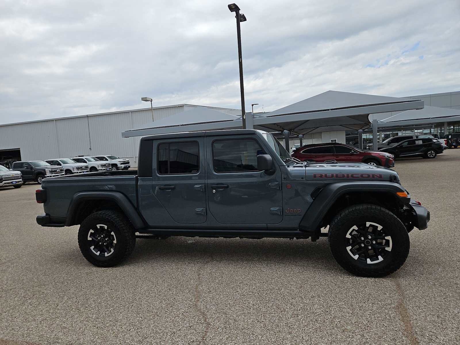 Used 2025 Jeep Gladiator Rubicon w/ Convenience Group AWD/4WD image 9