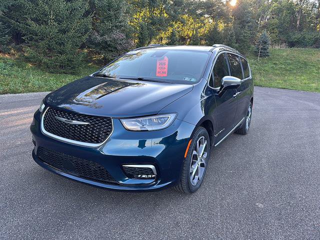 Used 2025 Chrysler Pacifica Pinnacle AWD/4WD image 8