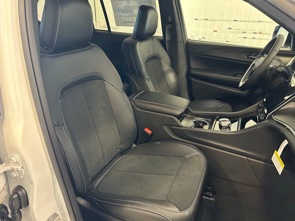 New 2025 Jeep Grand Cherokee Laredo image 21