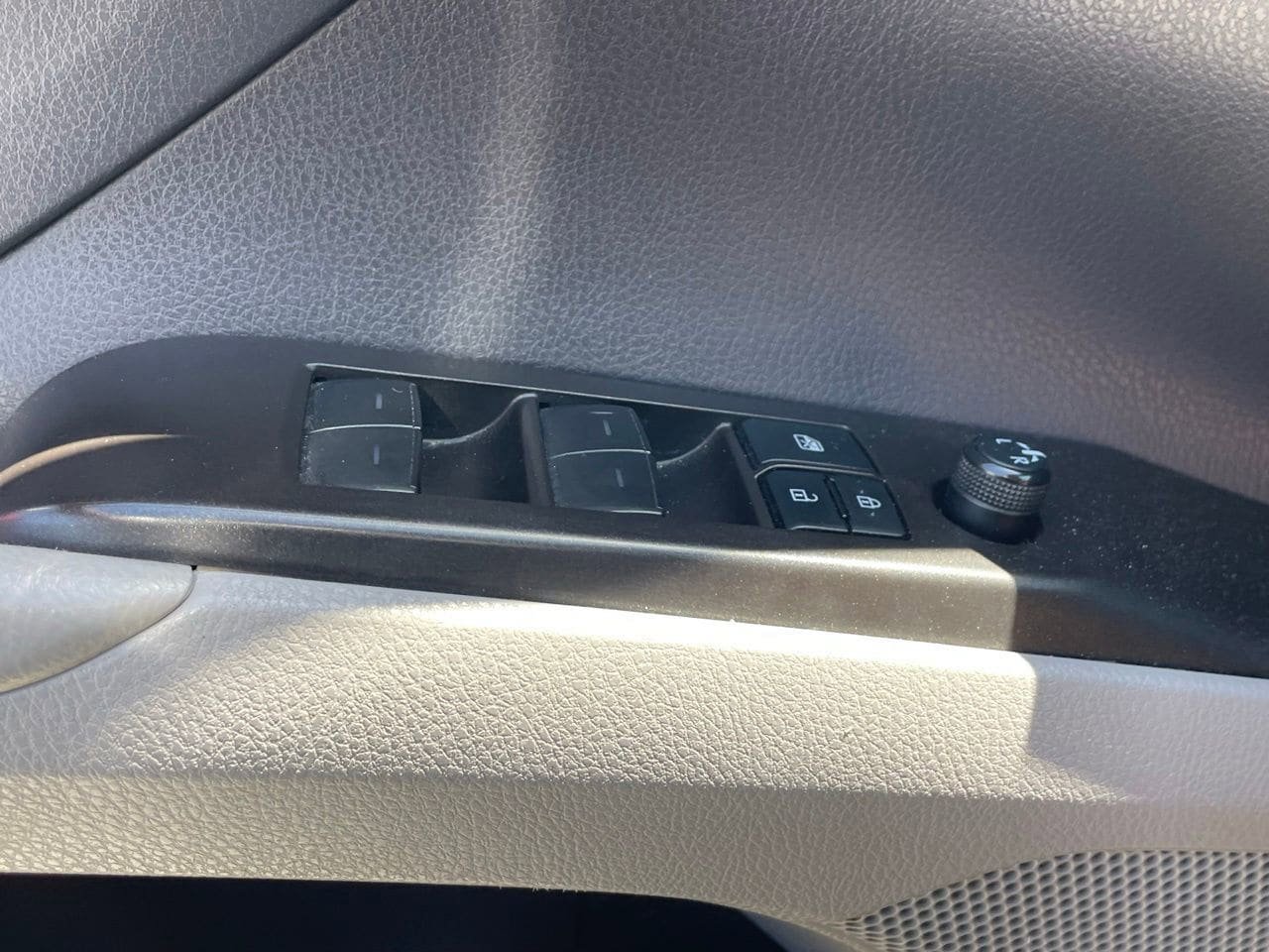 Used 2021 Toyota Camry LE w/ Carpet Mat Package (TMS) FWD image 6
