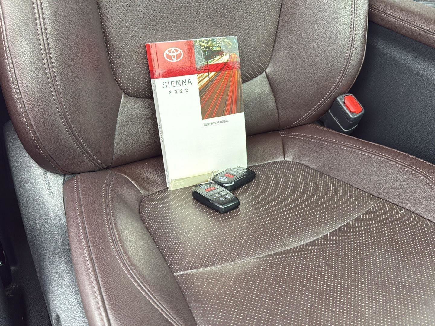 Used 2022 Toyota Sienna Platinum image 14