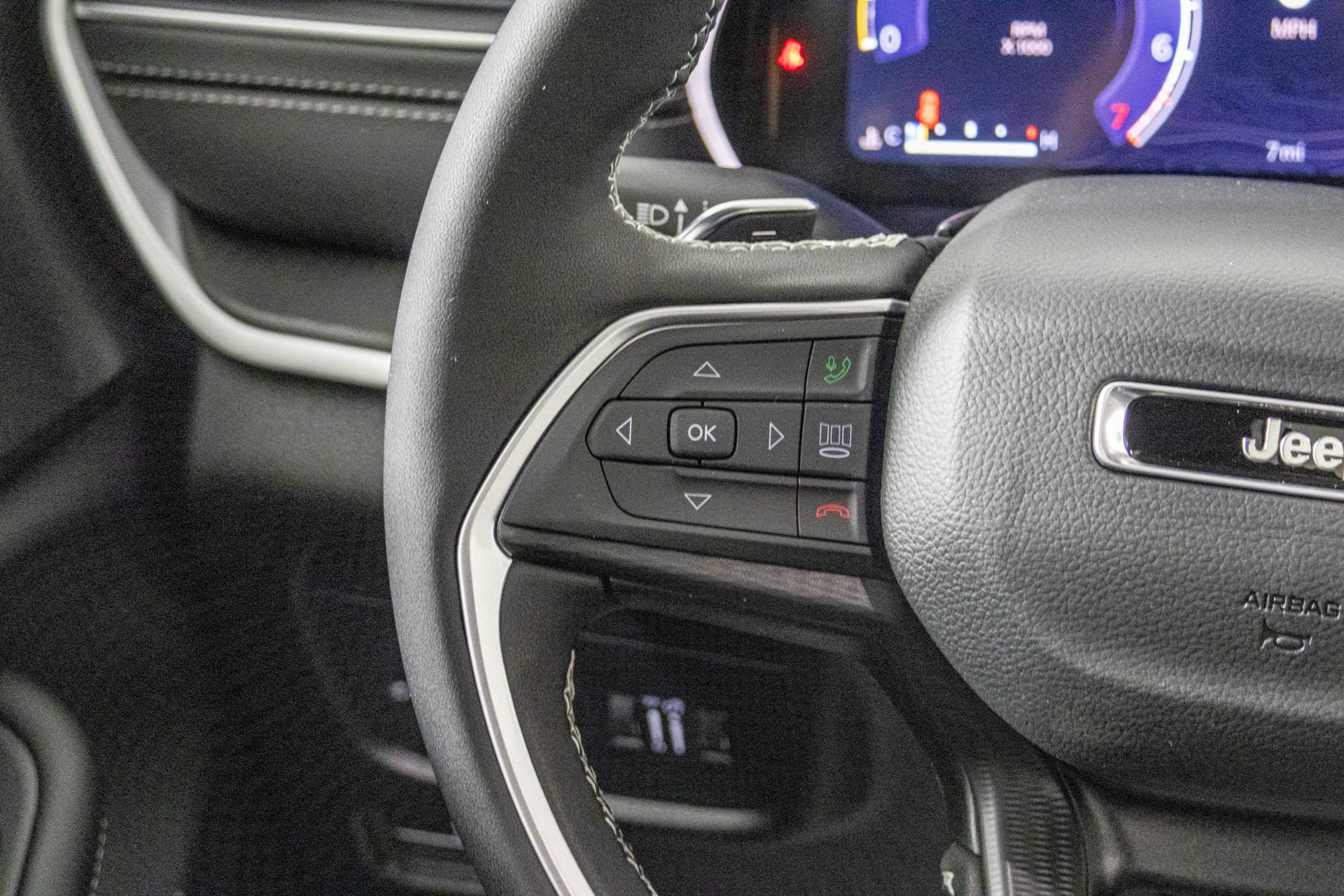 New 2025 Jeep Grand Cherokee Altitude image 30