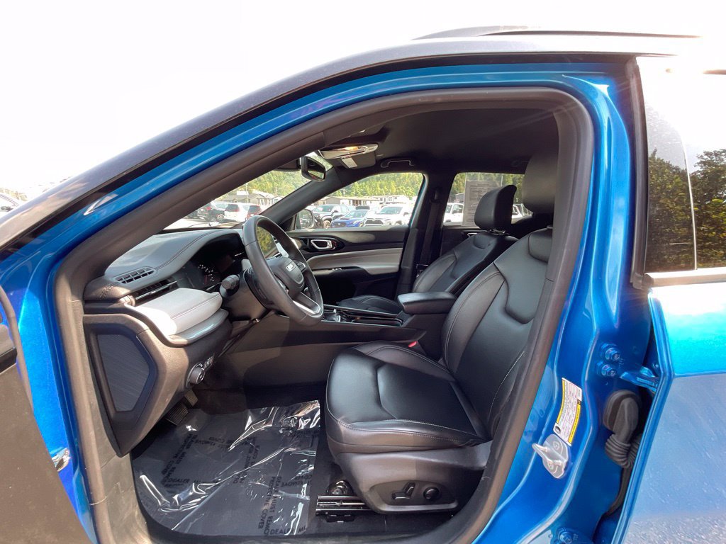 Used 2025 Jeep Compass Limited AWD/4WD image 9