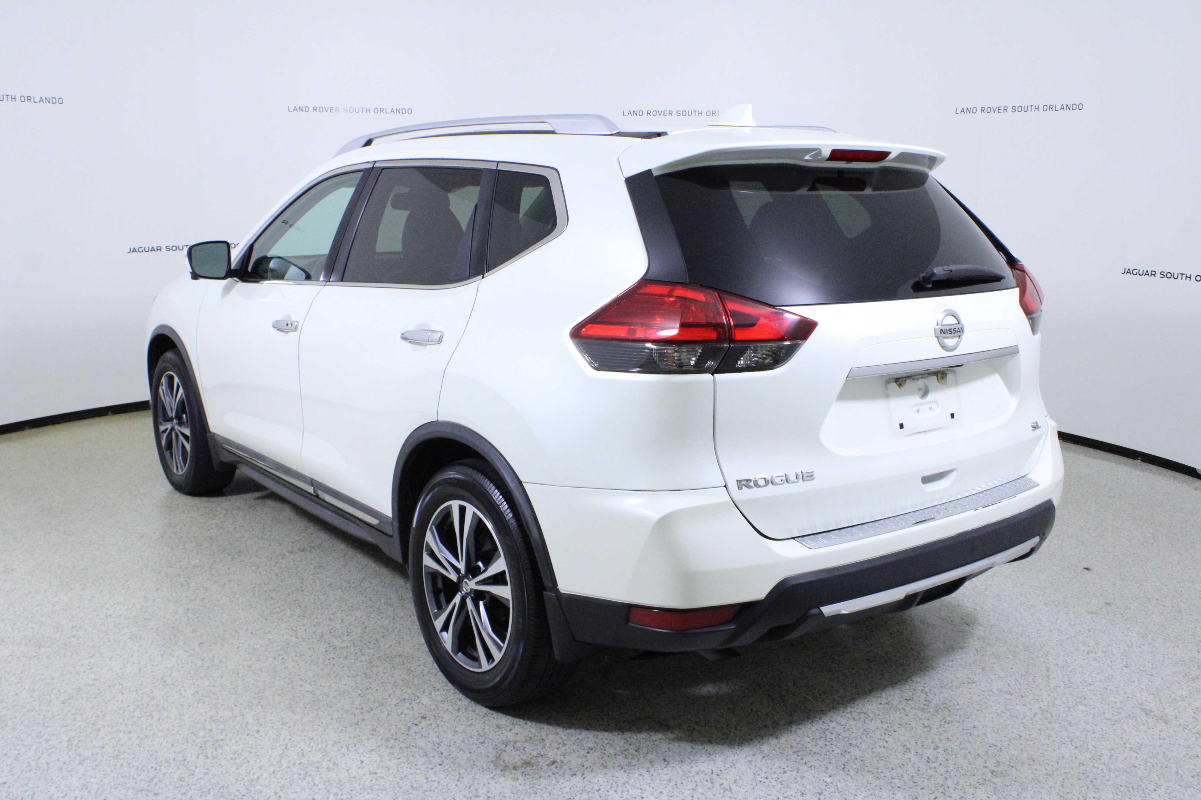 Used 2017 Nissan Rogue SL w/ SL Premium Package image 5