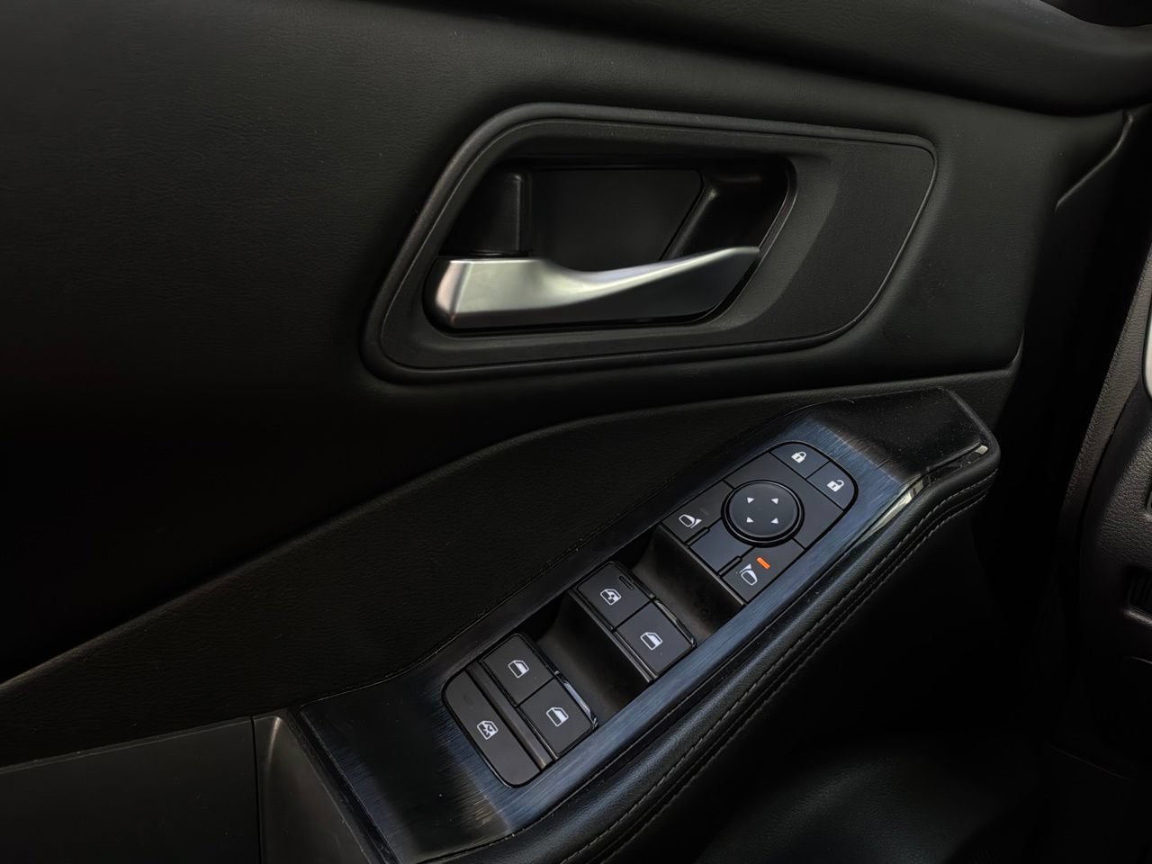 Used 2025 Nissan Rogue SV FWD image 22