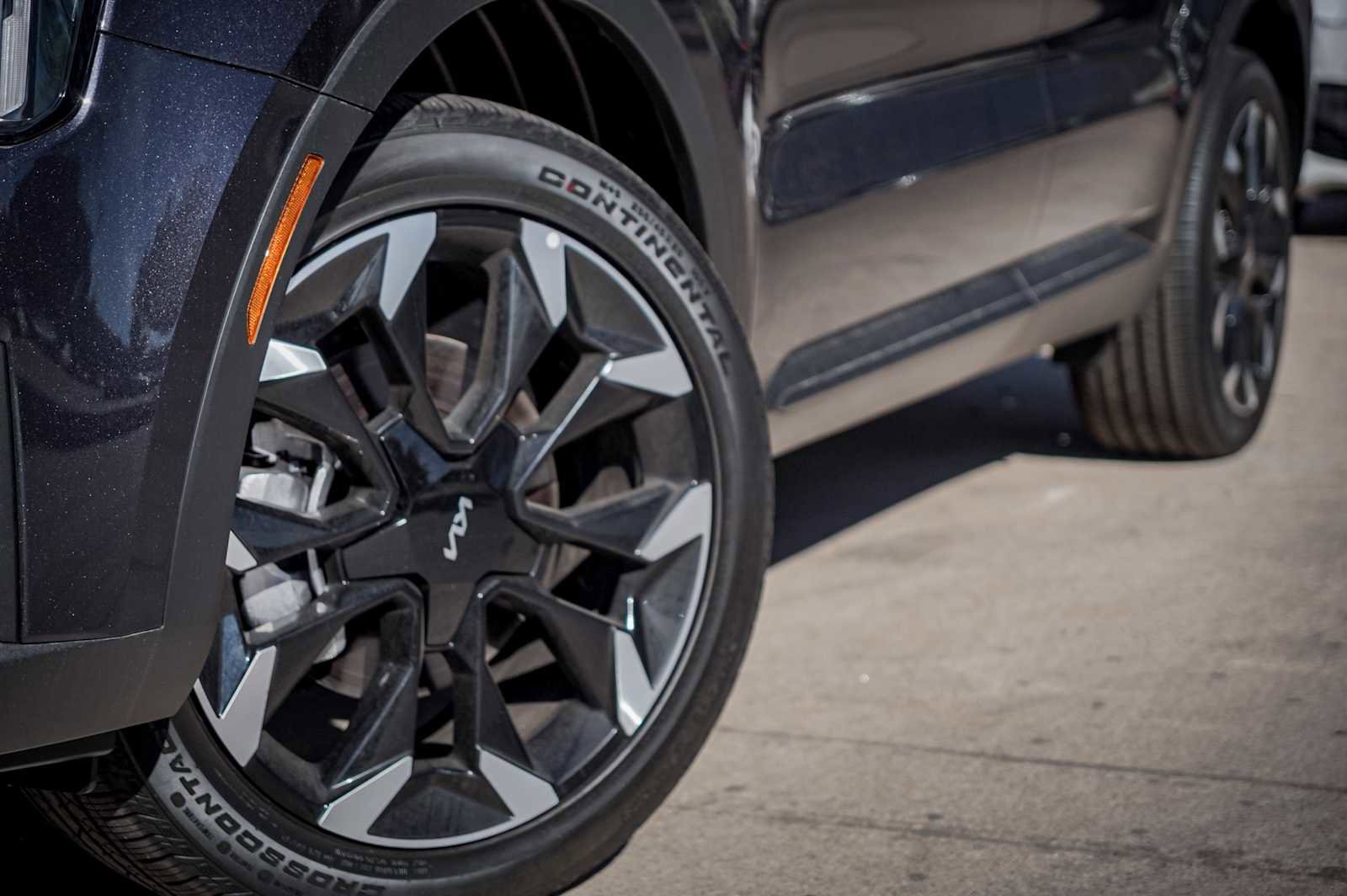 Certified 2025 Kia Sorento EX w/ Panoramic Sunroof Package image 2