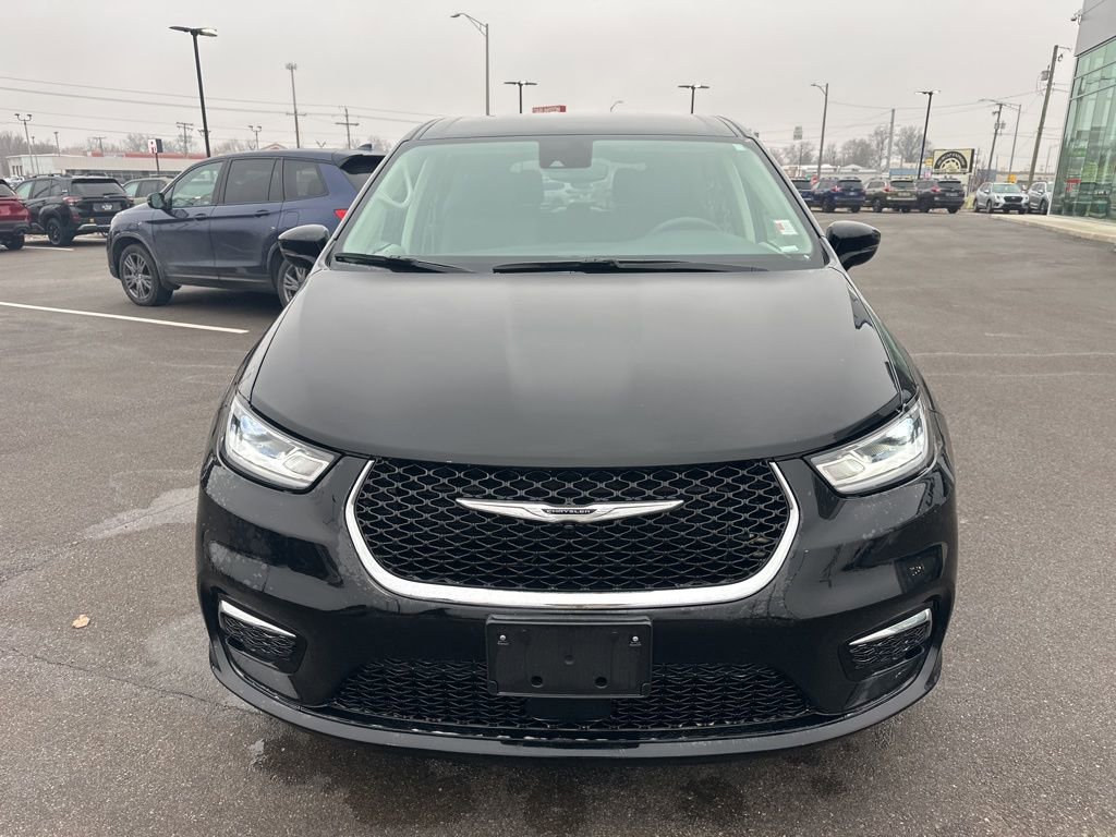 Used 2024 Chrysler Pacifica Touring-L image 2