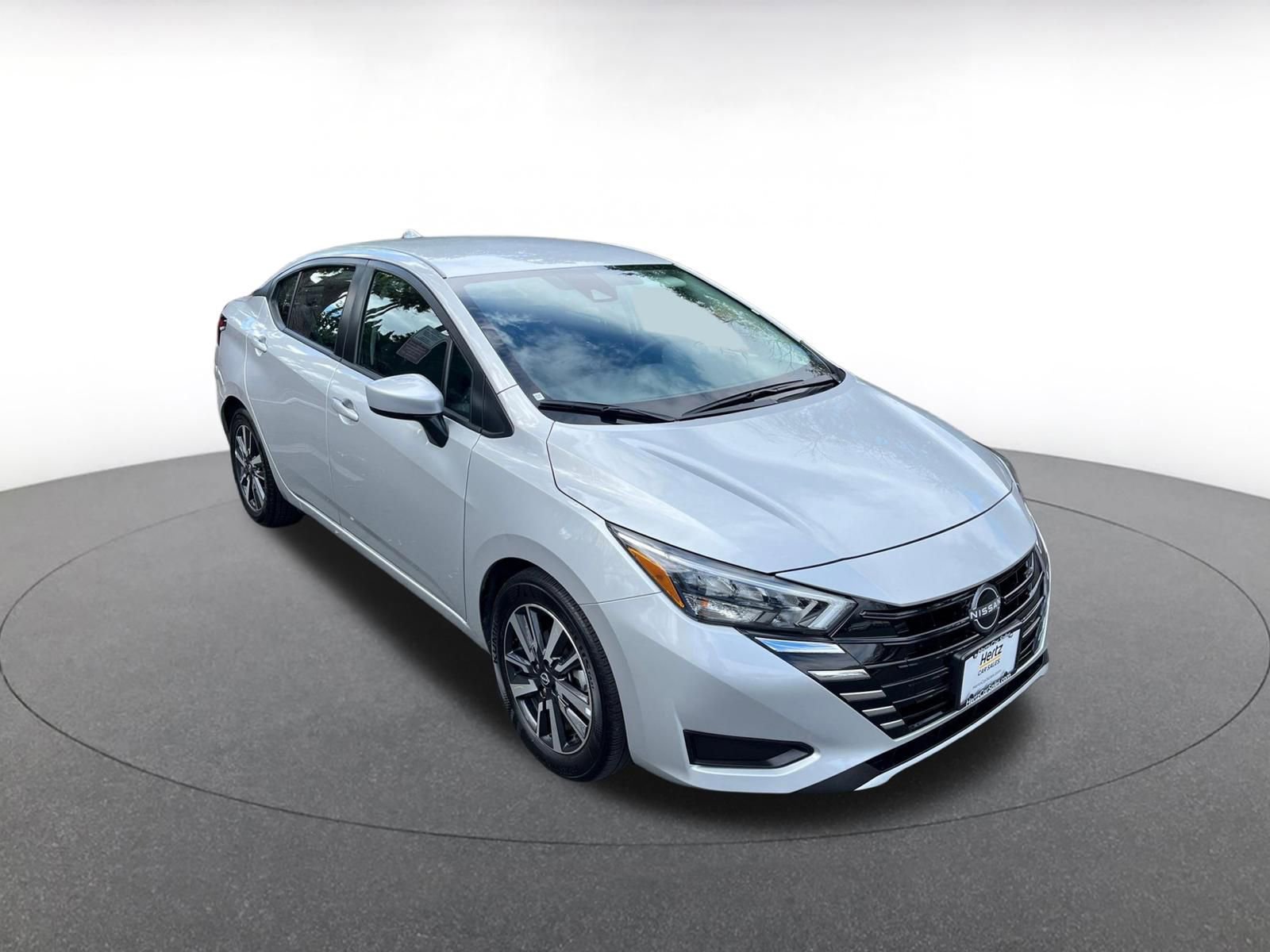 Used 2025 Nissan Versa SV image 1