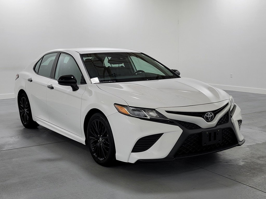 Used 2020 Toyota Camry SE FWD image 2