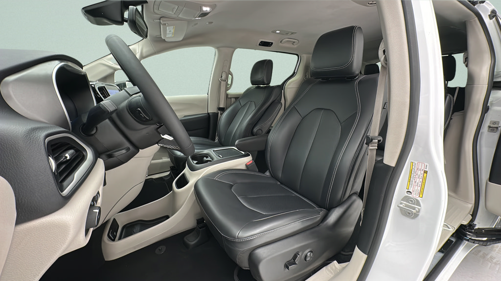 Used 2024 Chrysler Pacifica Touring-L FWD image 14