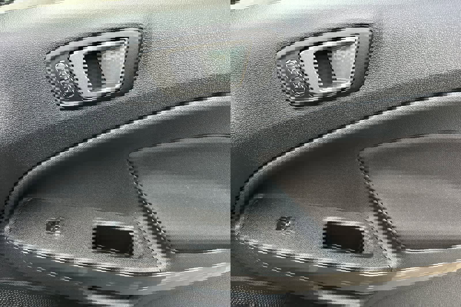 Used 2021 Ford EcoSport SE w/ SE Convenience Package image 18