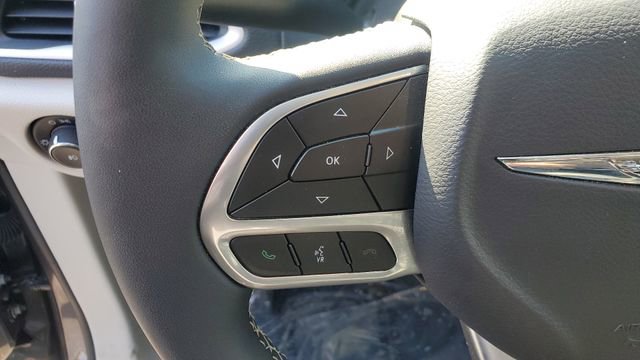 Certified 2023 Chrysler Pacifica Touring-L AWD/4WD image 10