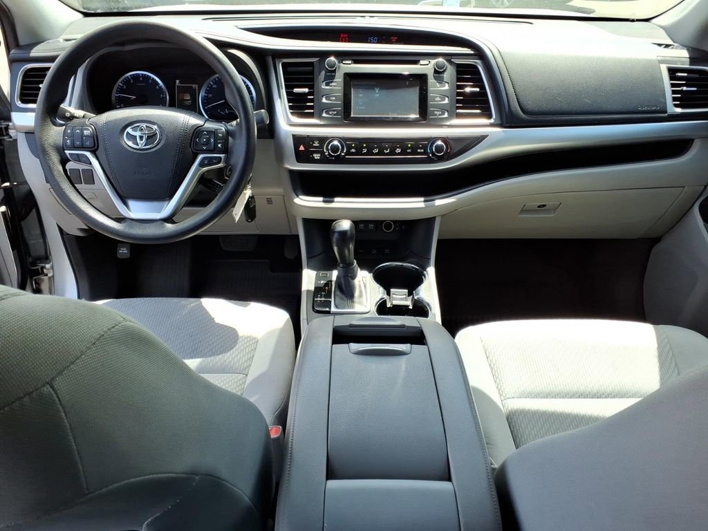 Used 2019 Toyota Highlander LE AWD/4WD image 8