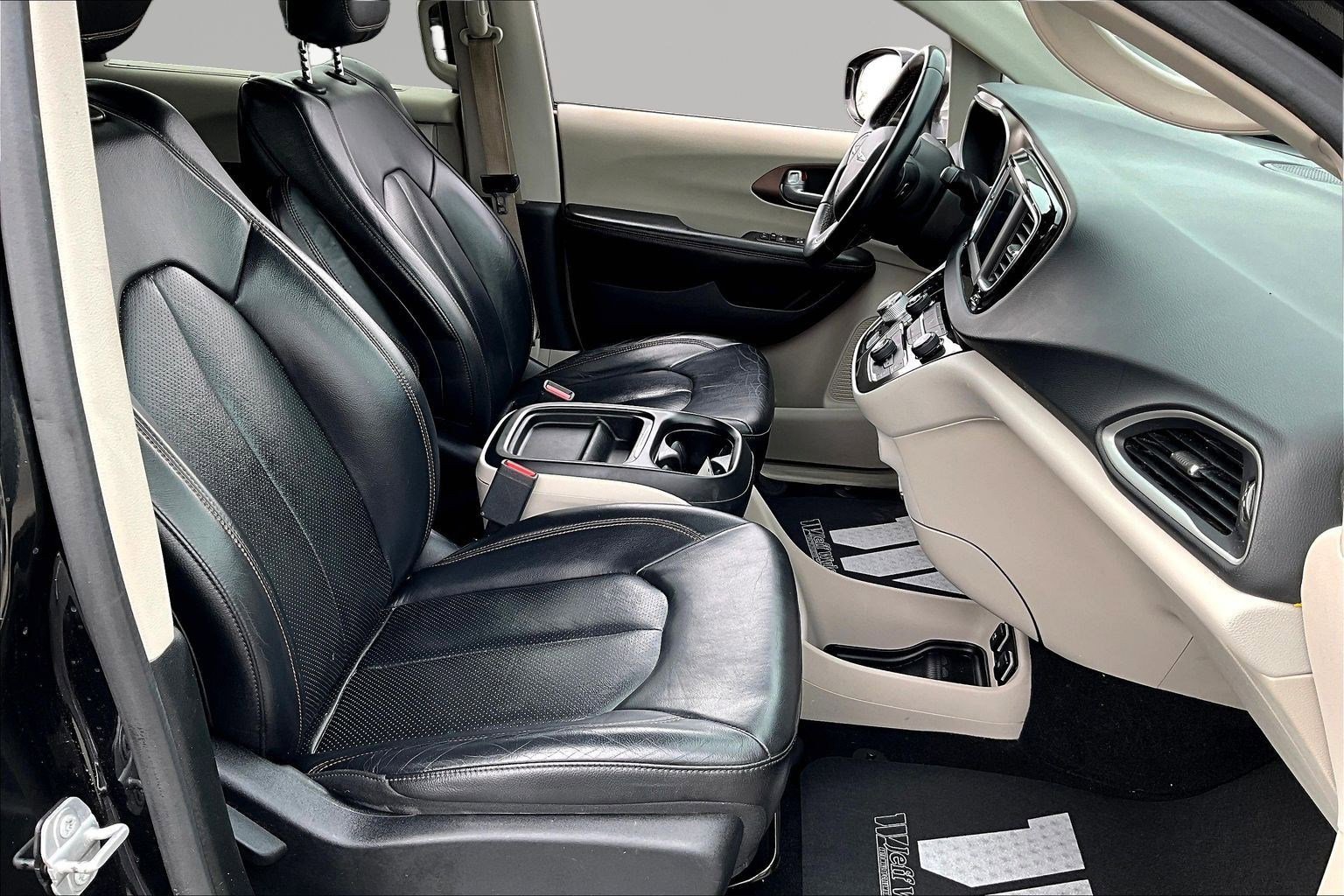 Used 2018 Chrysler Pacifica Touring-L image 31