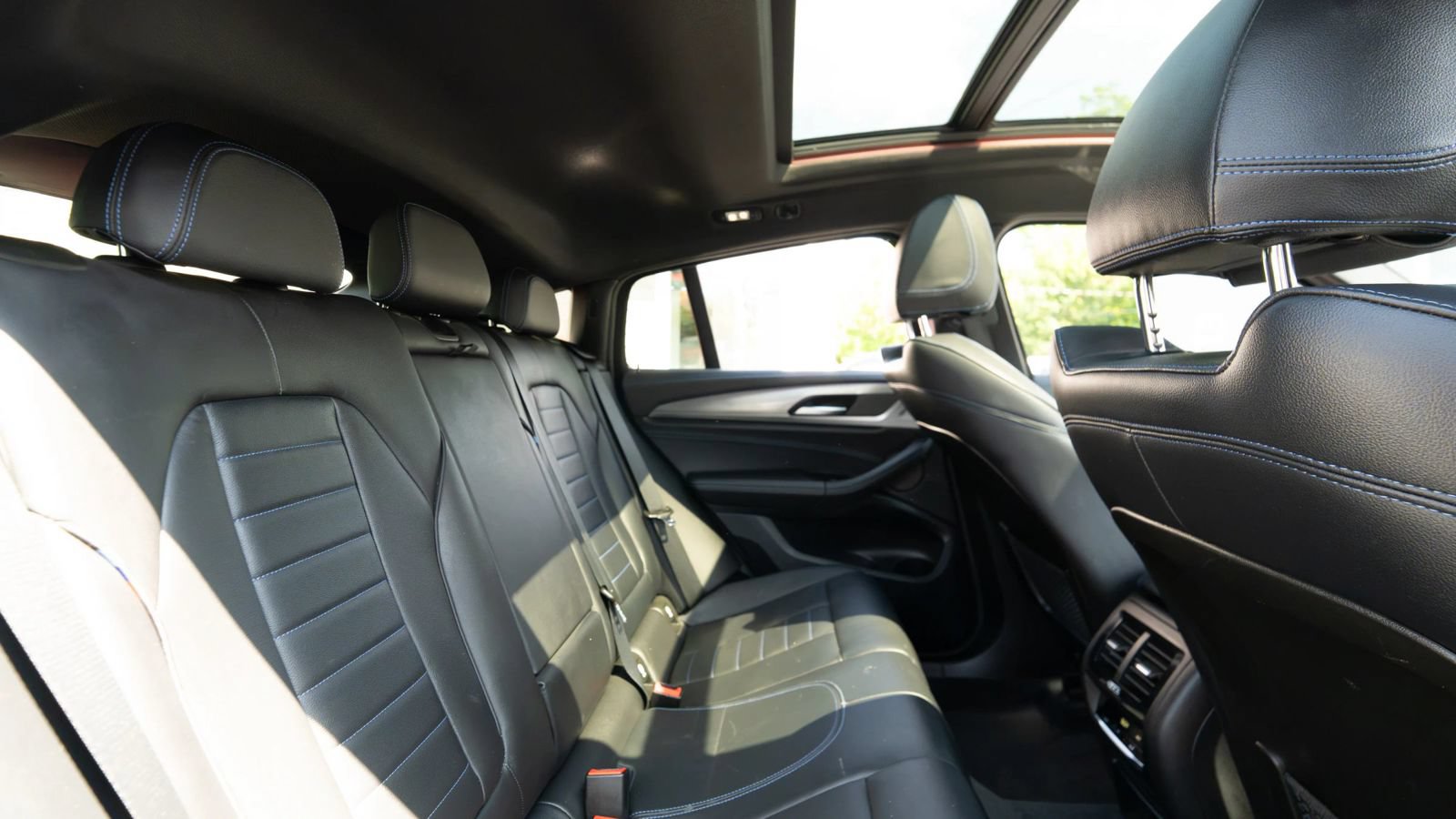Used 2019 BMW X4 xDrive30i w/ Executive Package AWD/4WD image 16