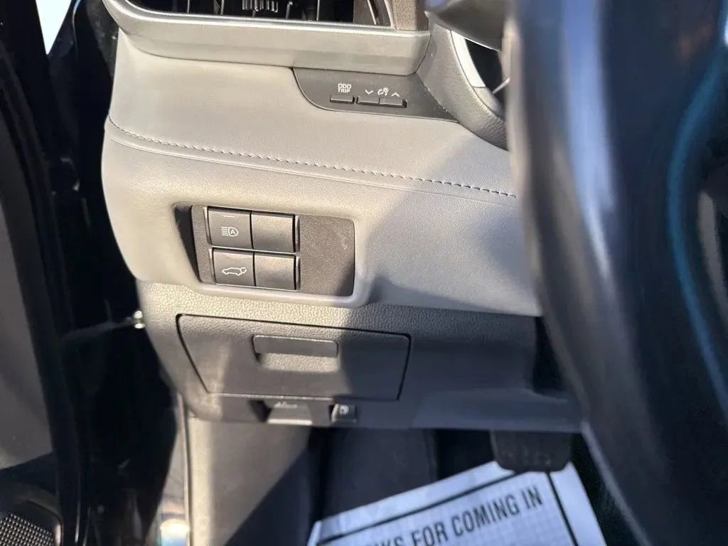 Used 2022 Toyota Highlander XLE FWD image 19