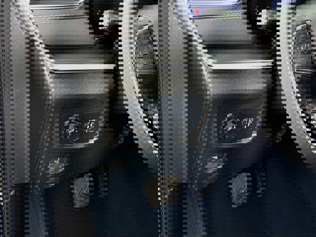 Used 2024 Jeep Grand Cherokee L Laredo image 4