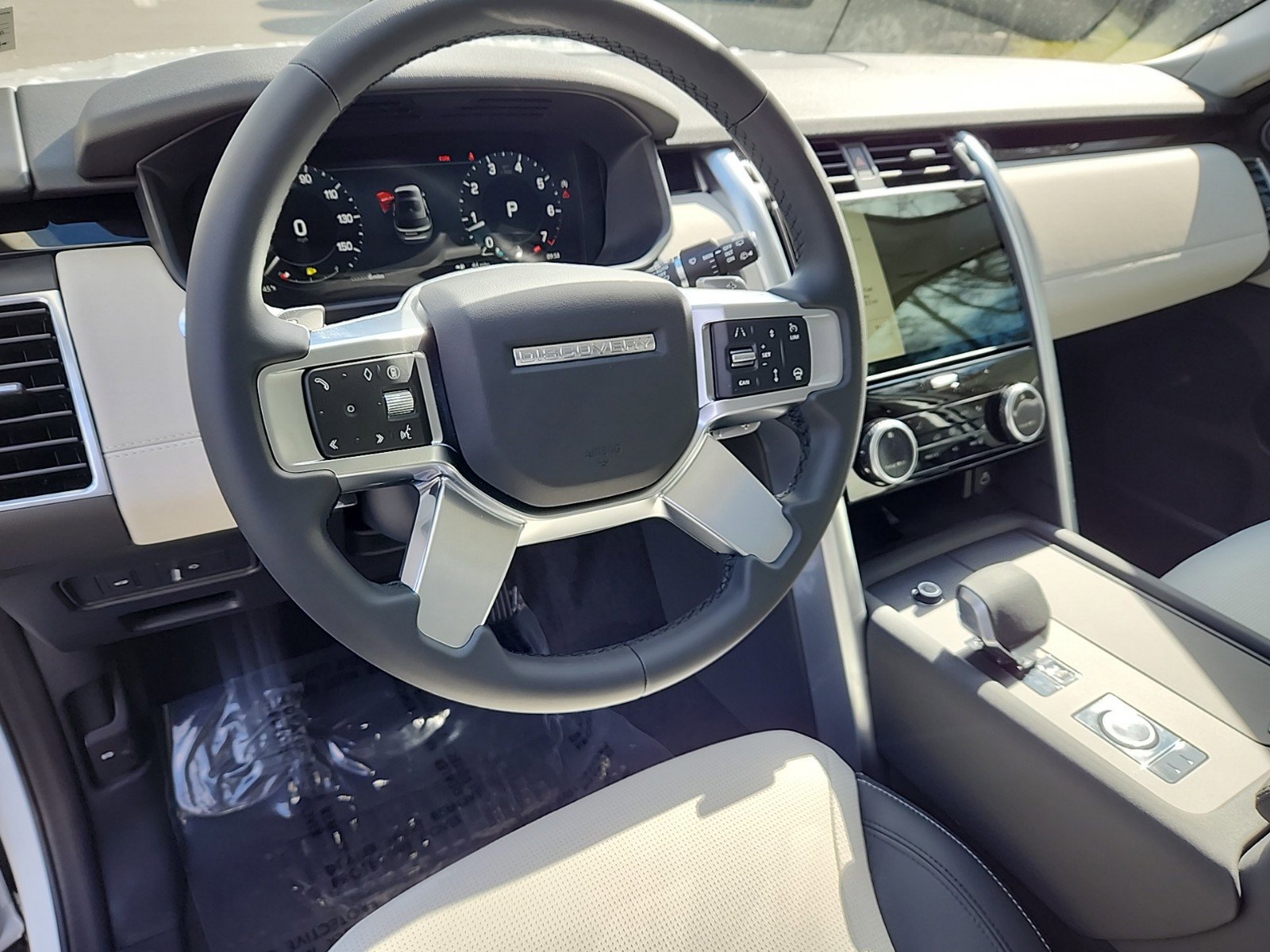 Certified 2025 Land Rover Discovery S image 15