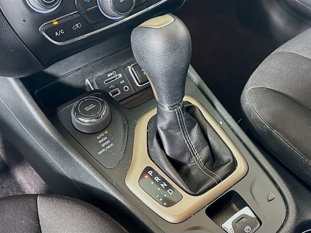 Used 2016 Jeep Cherokee Latitude w/ Cold Weather Group image 16